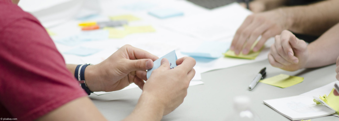 Menschen arbeiten mit agilen Methoden zusammen