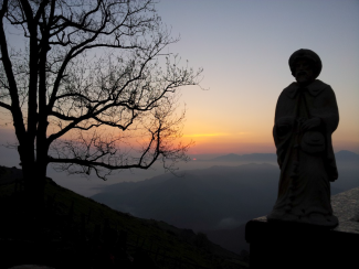 Statue des Jakobus im Sonnenuntergang